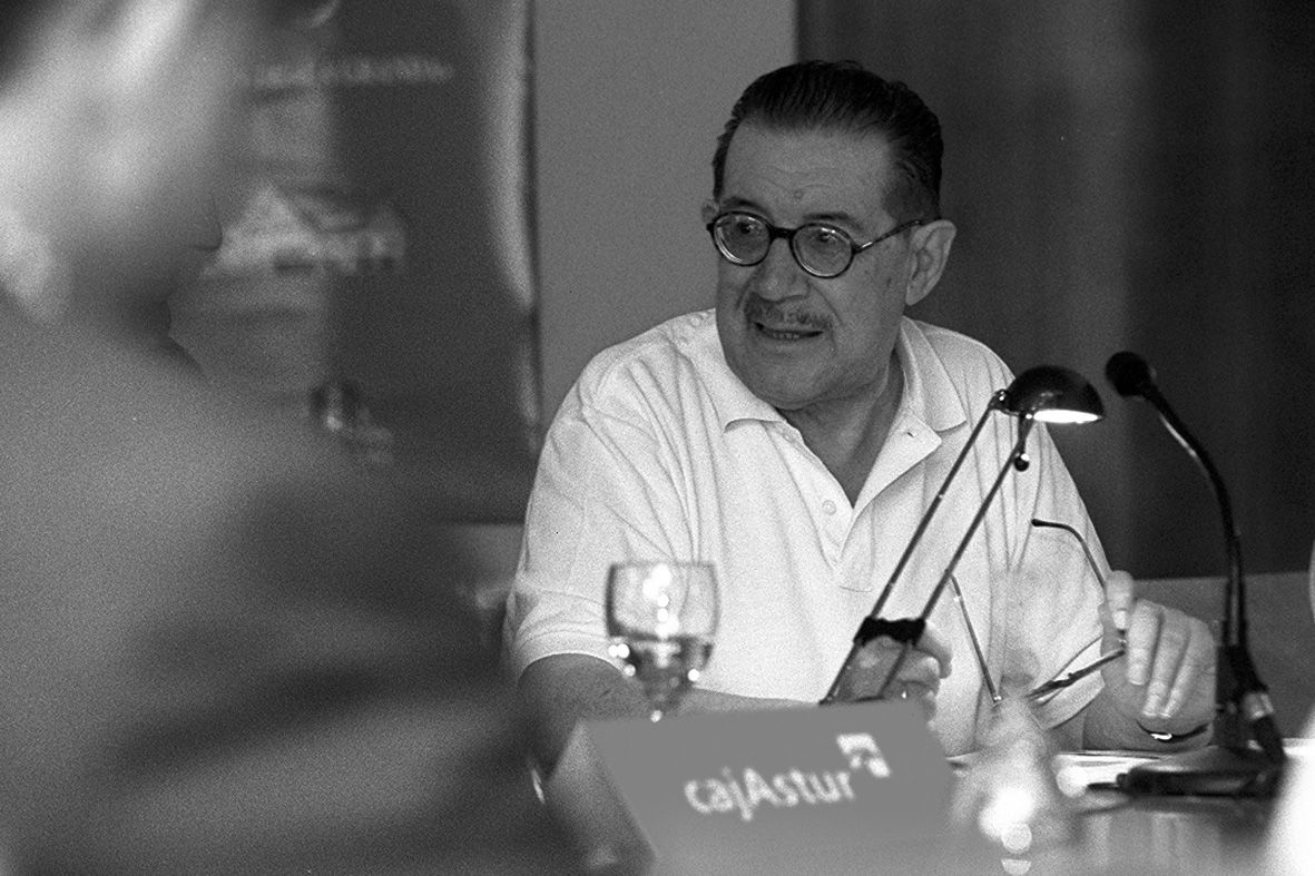 Muere Juan Velarde: la vida en imágenes del reputado economista asturiano