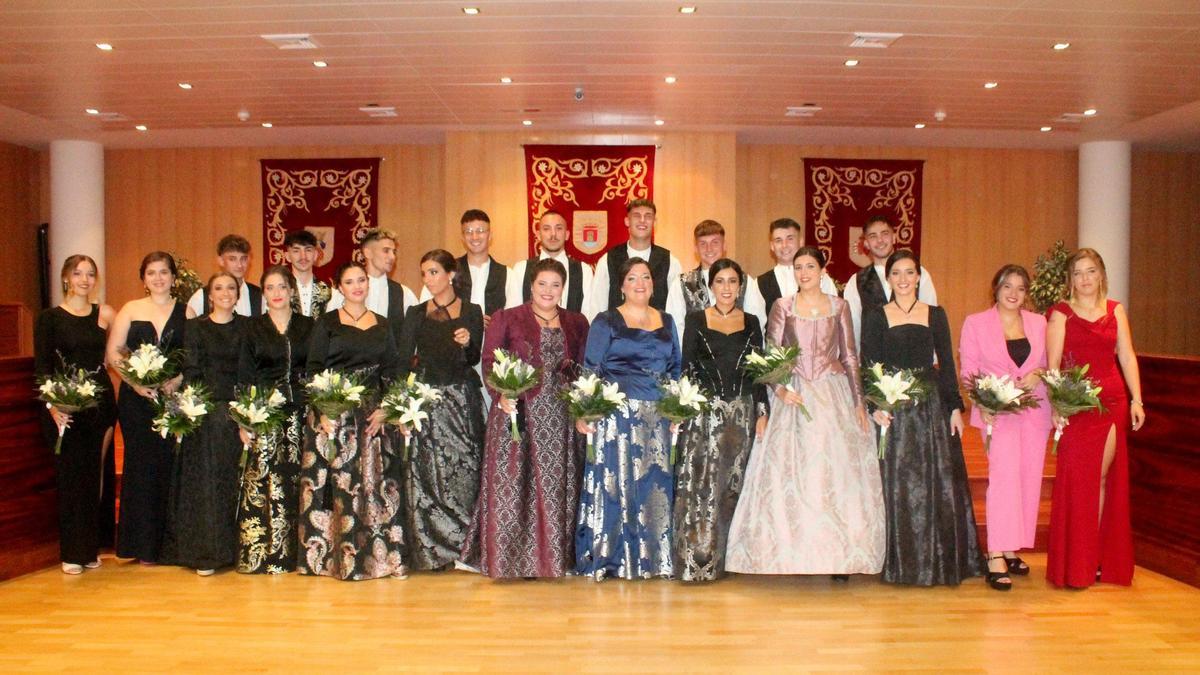 Tras reunirse en el ayuntamiento, las parejas iniciaron un desfile acompañadas por la banda de música de la localidad.