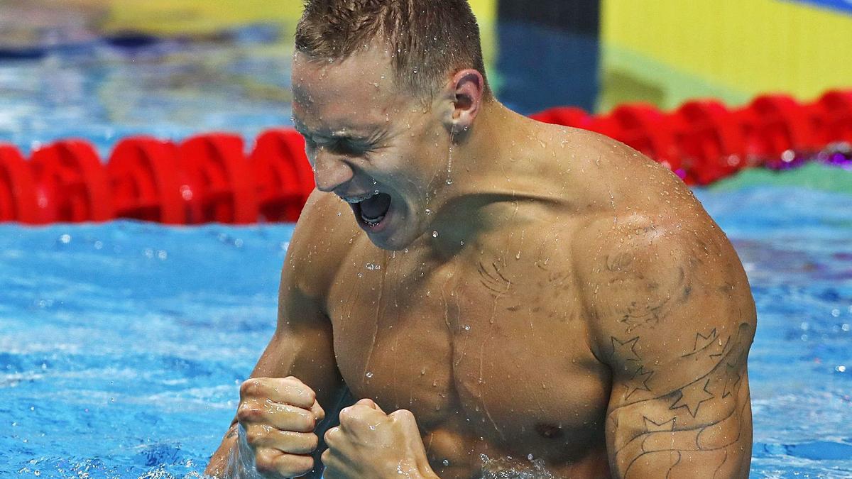 Caeleb Dressel celebra el título de campeón del mundo con récord del mundo de 100 mariposa en 2017. |  // REUTERS