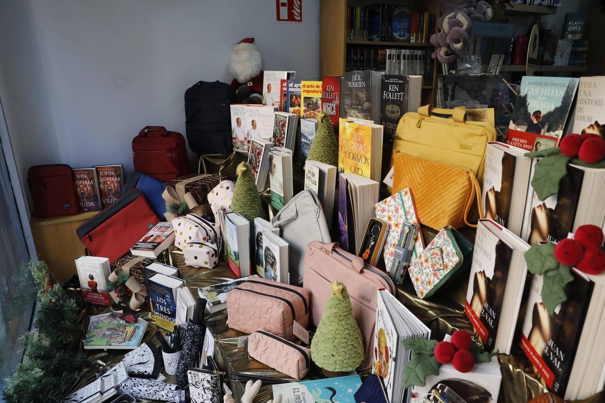 Los comercios de La Calzada animan la Navidad con sus escaparates de concurso (en imágenes)