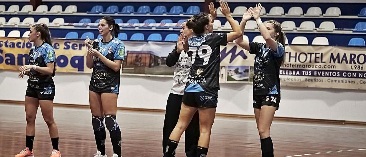 Las jugadoras del Guardés se saludan, en un partido en A Sangriña. |  // TAMARA ALONSO / ©SPORTCOECO