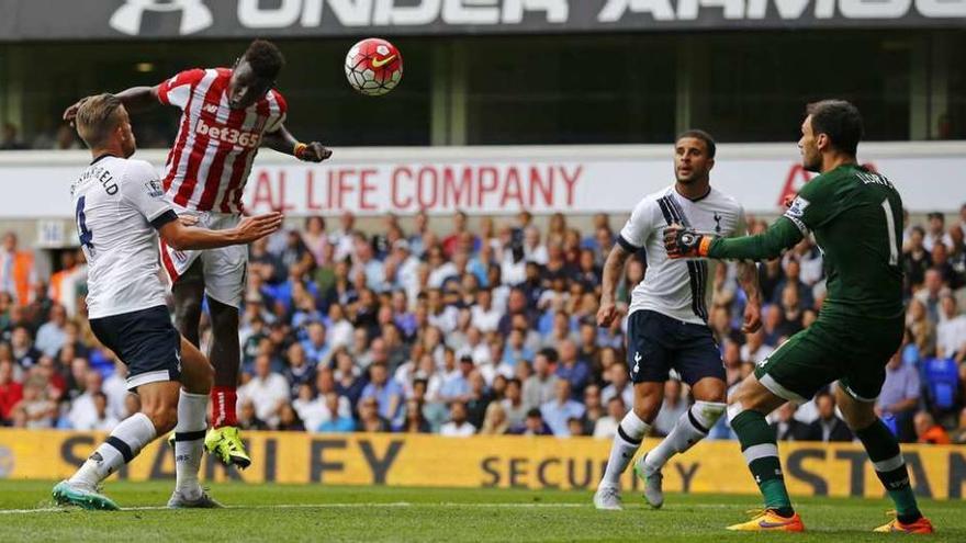 Mame Diouf remata en la acción del segundo gol del Stoke ante el Tottenham.