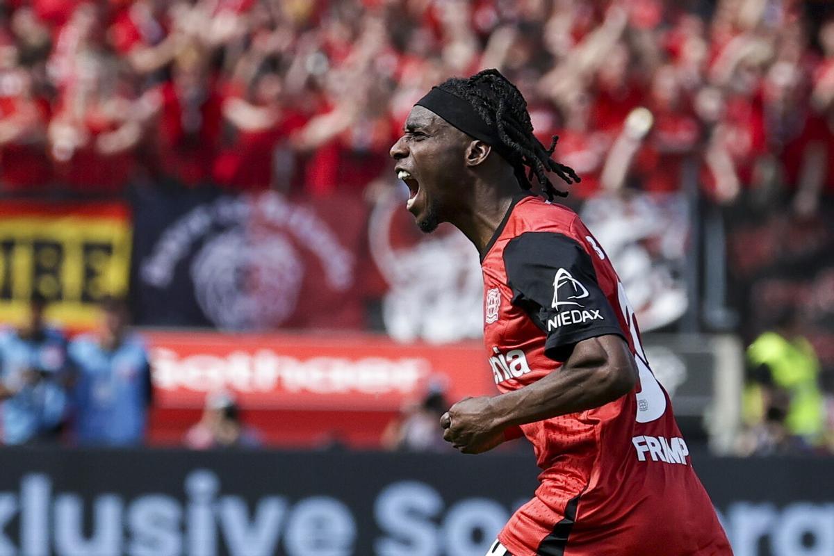 Jeremie Frimpong celebra un gol con el Bayer Leverkusen