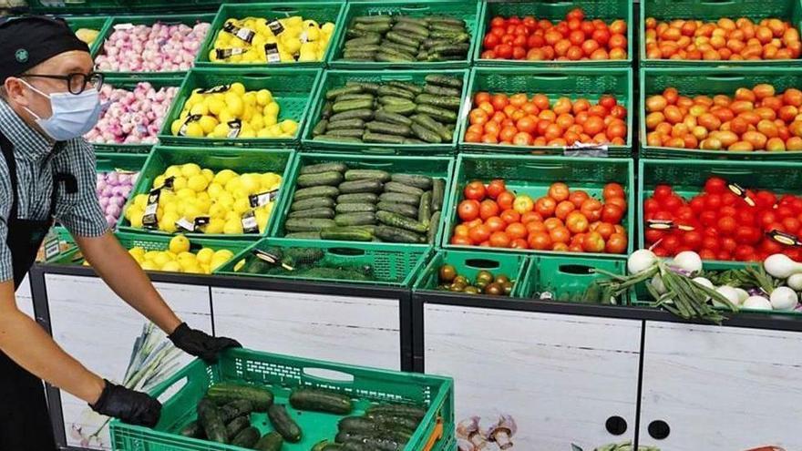 Un treballador de Mercadona, en un supermercat de la cadena.