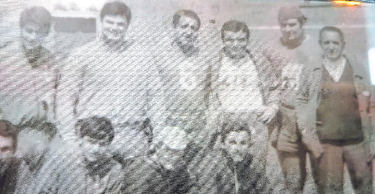 Manuel Lafuente Alvedro, con el número seis junto a su equipo de lanzamiento de martillo en Riazor.