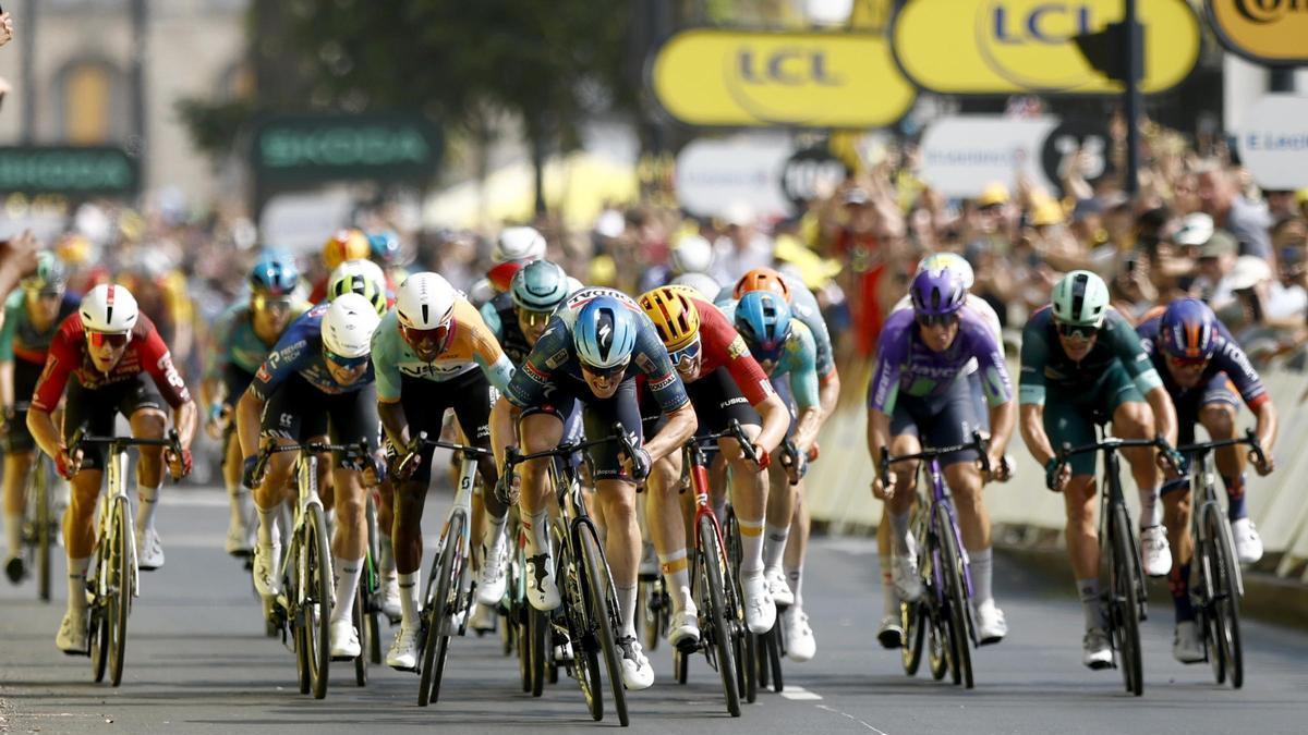 Tim Merlier encabeza el esprint en Burdeos.