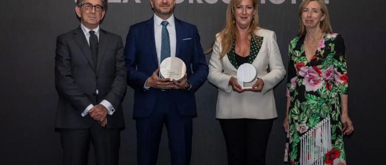 Héctor Colonques y María José Soriano junto a los ganadores de uno de los premios. | LEVANTE-EMV