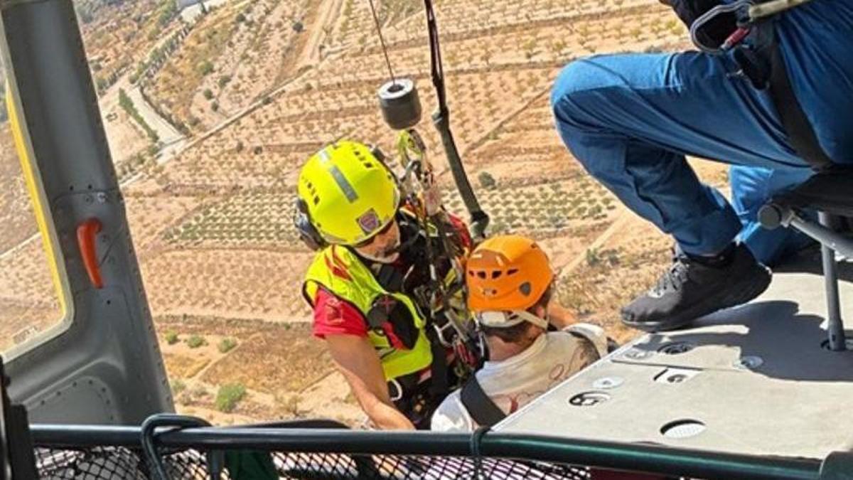 Rescate en helicóptero de un senderista lesionado en la Sierra del Cantón, en Abanilla