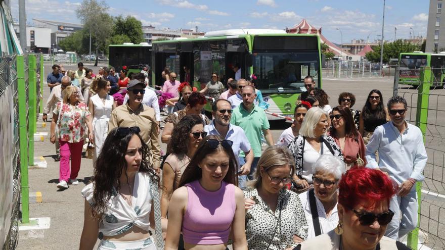 El PSOE pide más buses a la Feria para evitar esperas de una hora y coches llenos que pasan sin parar