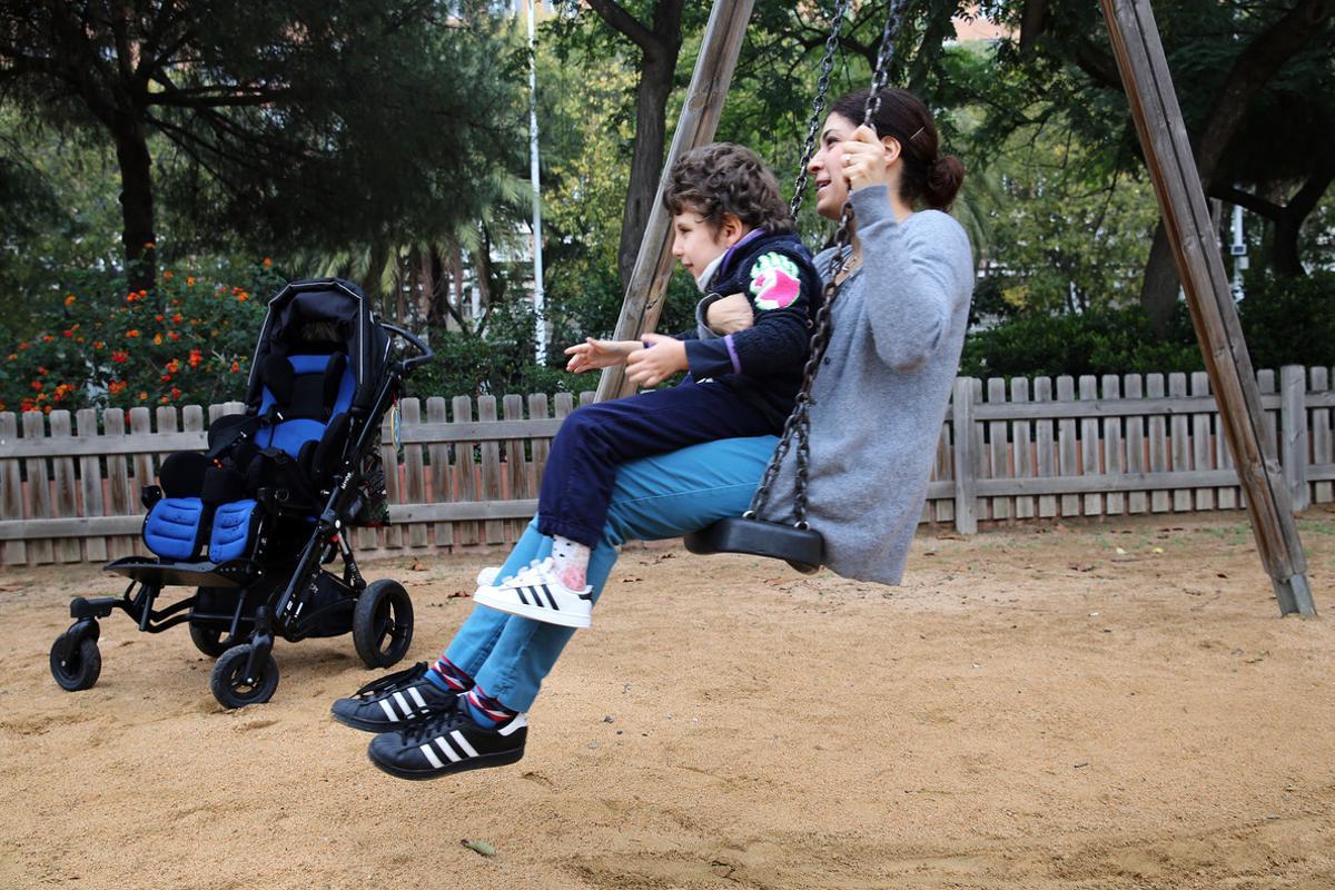 DIVERSIÓN. Marie- Pierre y su hijo Bruno se columpian en el Parc dels Voluntaris de Barcelona.