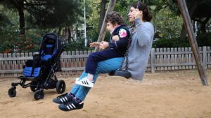 DIVERSIÓN. Marie- Pierre y su hijo Bruno se columpian en el Parc dels Voluntaris de Barcelona.