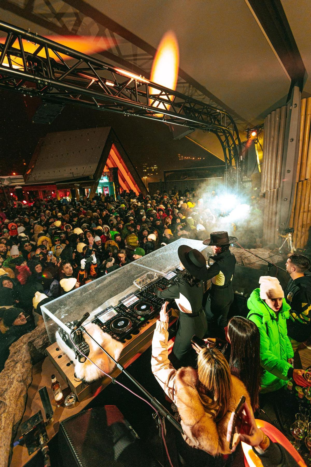 L’Abarset se convierte en el punto de encuentro para quienes buscan música, ambiente joven y cocina moderna.