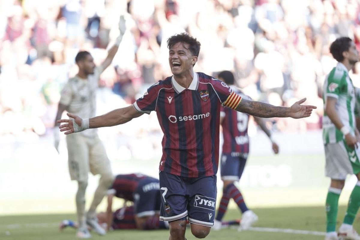 Roger Brugué celebra un gol en el Levante-Betis.