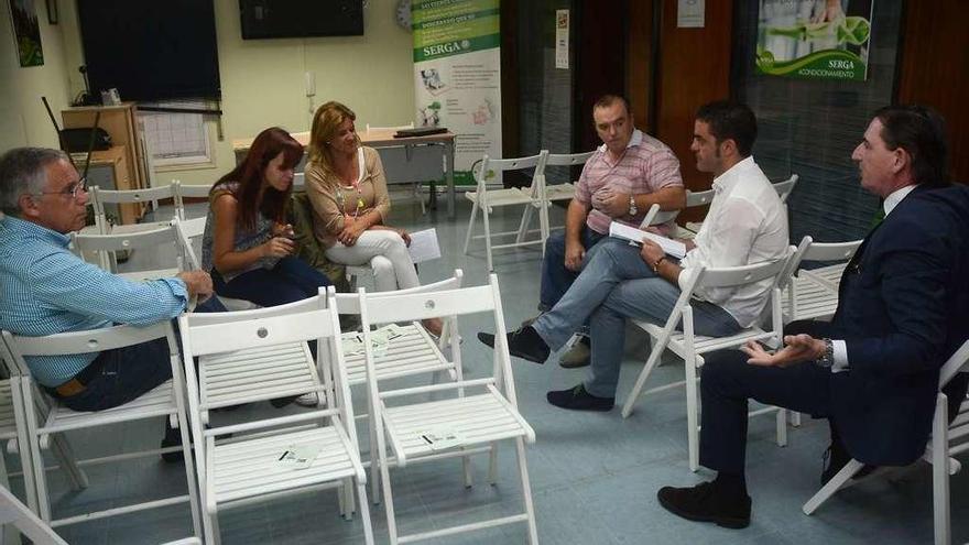 Reunión de ayer de representantes vecinales con María Rey. // Rafa Vázquez