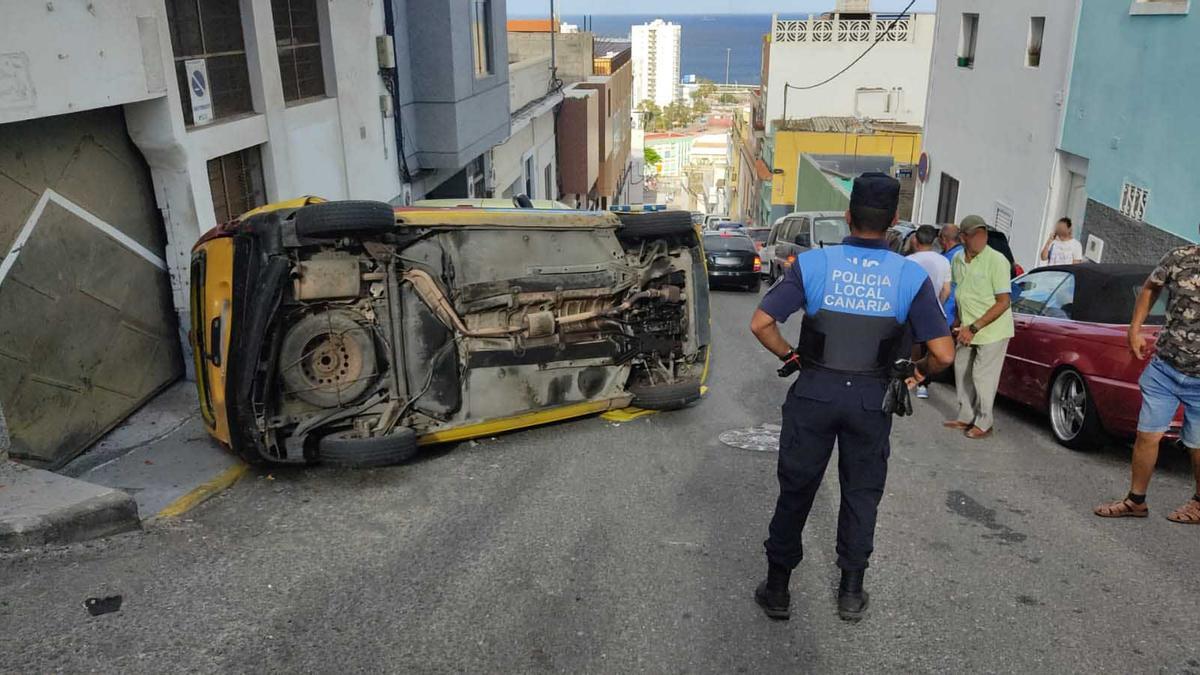 Un agente junto al vehículo implicado en el accidente de San José.