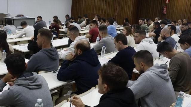 Jóvenes, a punto de empezar una oposición.