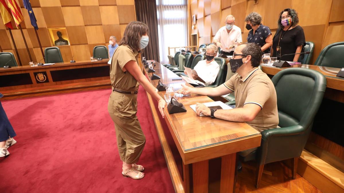 Concejales del PSOE, Podemos y ZeC antes de comenzar la sesión plenaria.