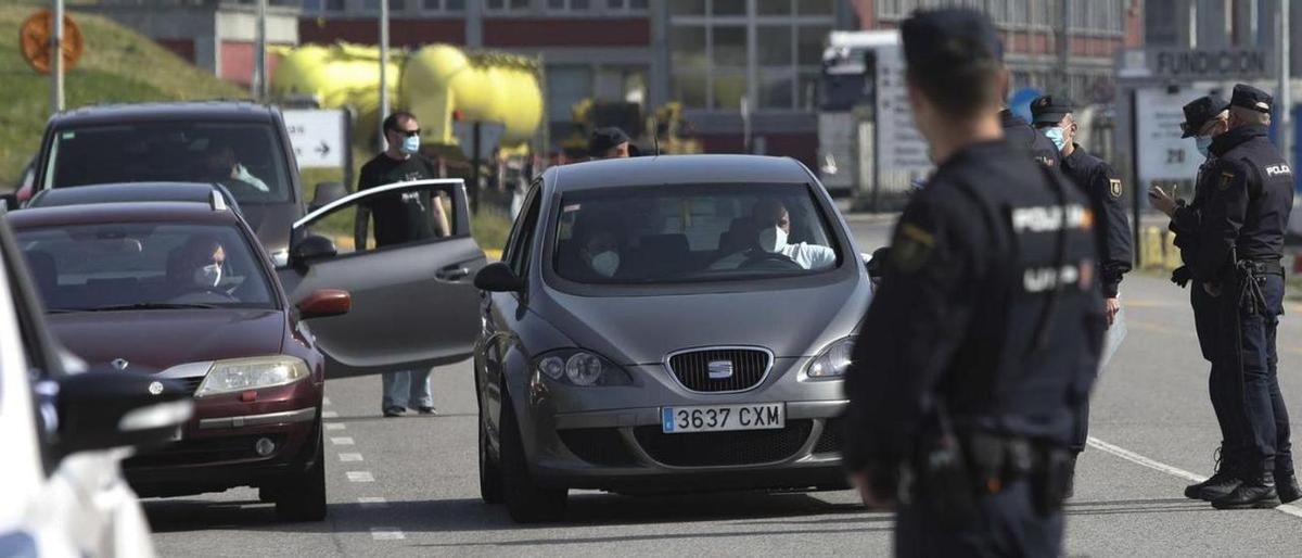 Control de la Policía Nacional a la salida de Alu Ibérica, en marzo de 2021.