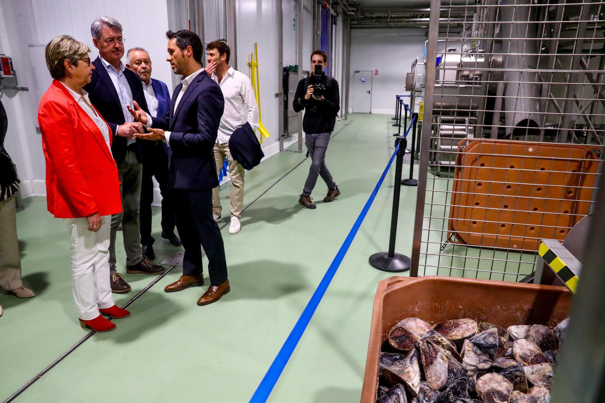 Así se presentó en O Grove la planta de producción de aceite de atún que se enviará a Japón.