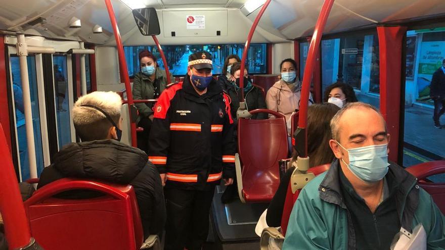 Un voluntario de Protección Civil en un autobús municipal.