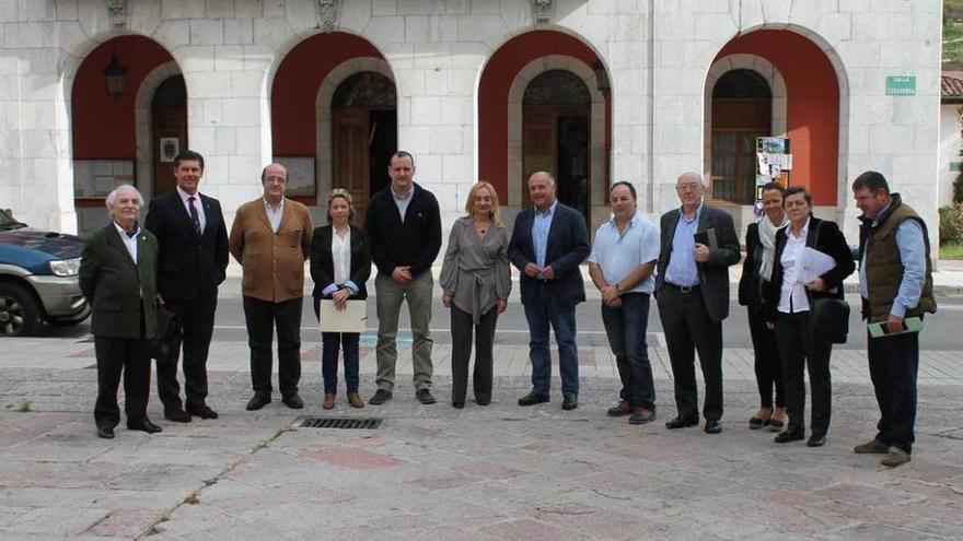 Los alcaldes, cronistas e historiadores, ayer, reunidos en Infiesto.