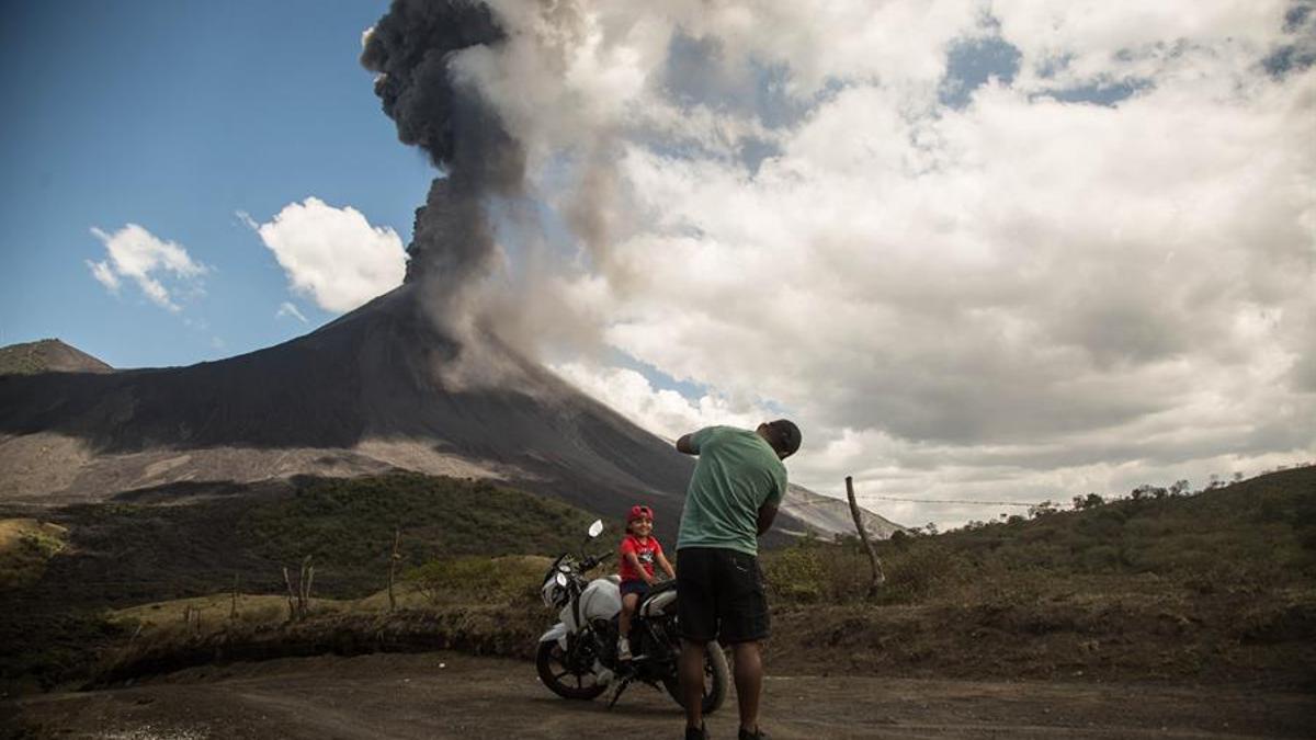 Imagen de archivo de un volcán centroamericano expulsando ceniza.