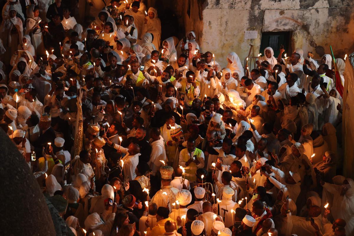 Cristianos ortodoxos celebran “Fuego Sagrado” en Jerusalén. eregrinos cristianos ortodoxos sostienen velas durante la ceremonia del Fuego Sagrado, un día antes de la Pascua ortodoxa, el sábado 15 de abril de 2023 en la Iglesia del Santo Sepulcro en la Ciudad Vieja de Jerusalén, donde muchos cristianos creen que Jesús fue crucificado y enterrado antes de resucitar.