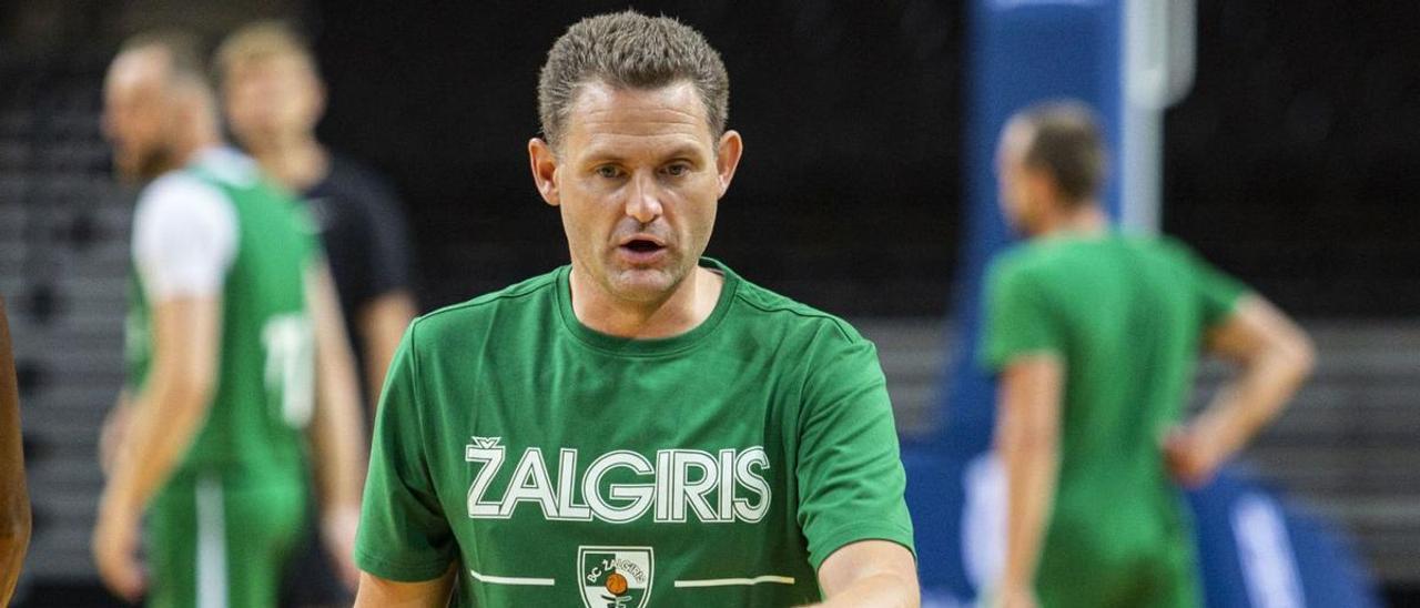 Martin Schiller da instrucciones durante un entrenamiento en su etapa en el Zalgiris Kaunas.