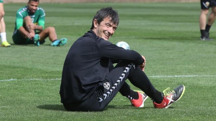 Pacheta sentado en un balón, en el entrenamiento de este viernes