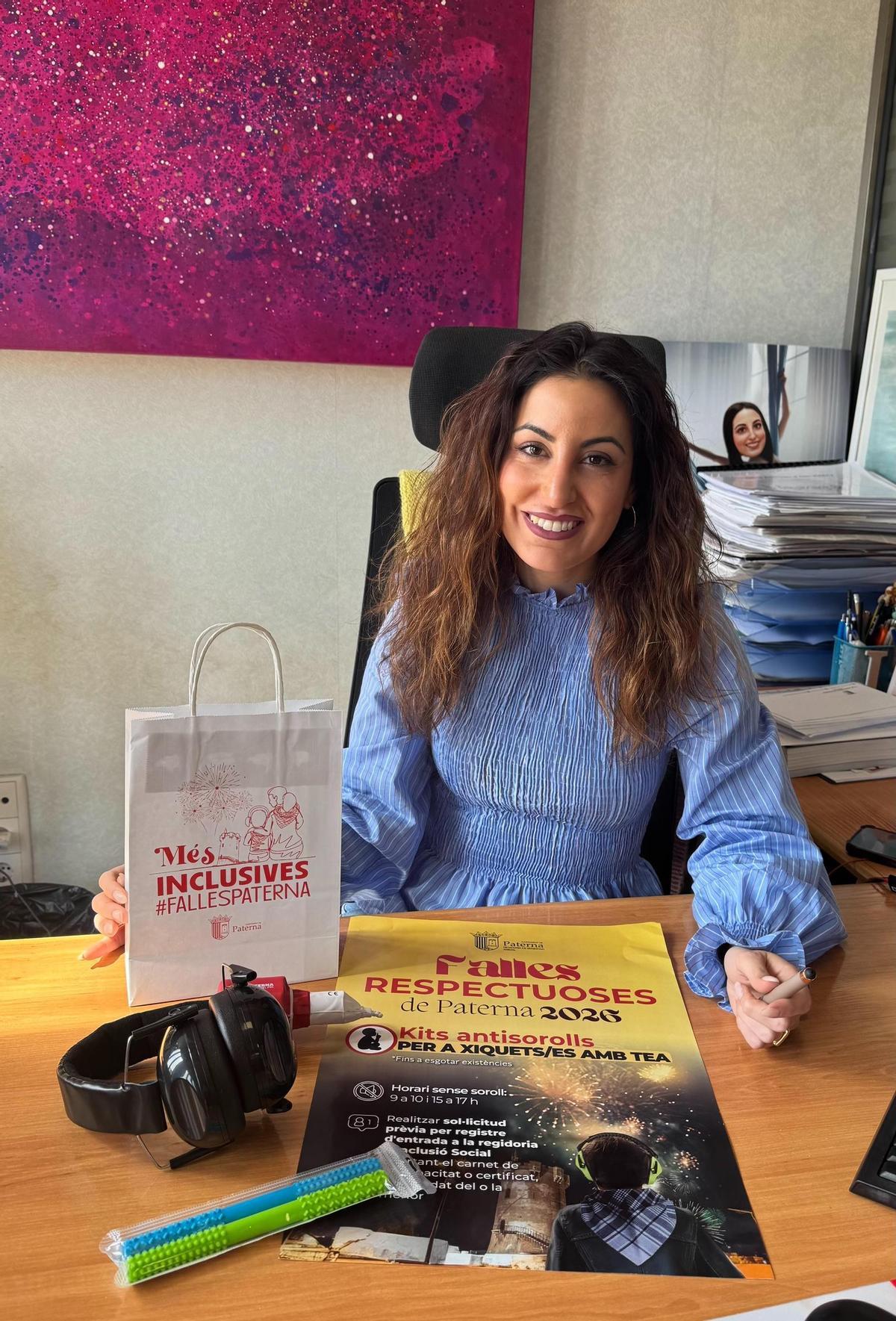 La Teniente Alcalde de Garantía Social, Igualdad y Tradiciones Isabel Segura con los kits de la campaña Falles Respectuoses de Paterna 2026