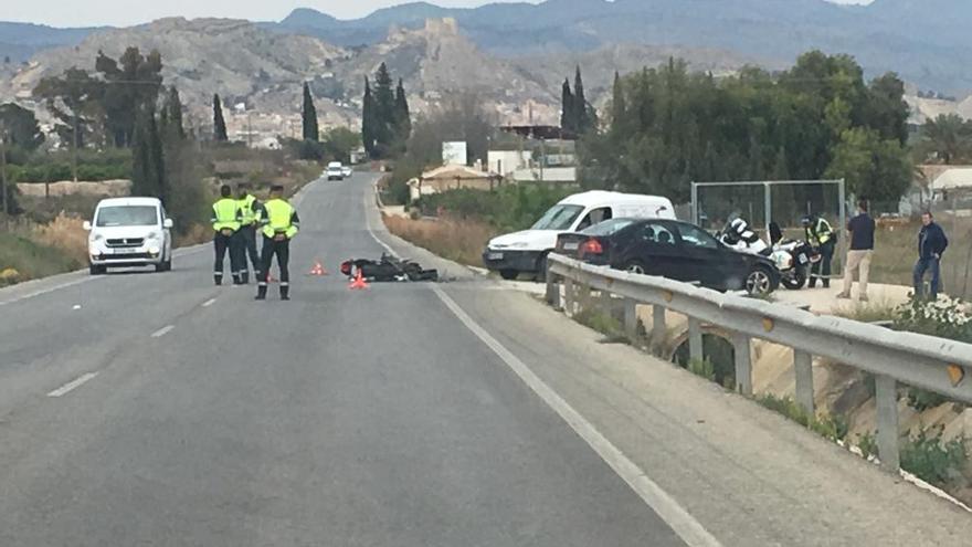 Los agentes intervienen en el accidente.