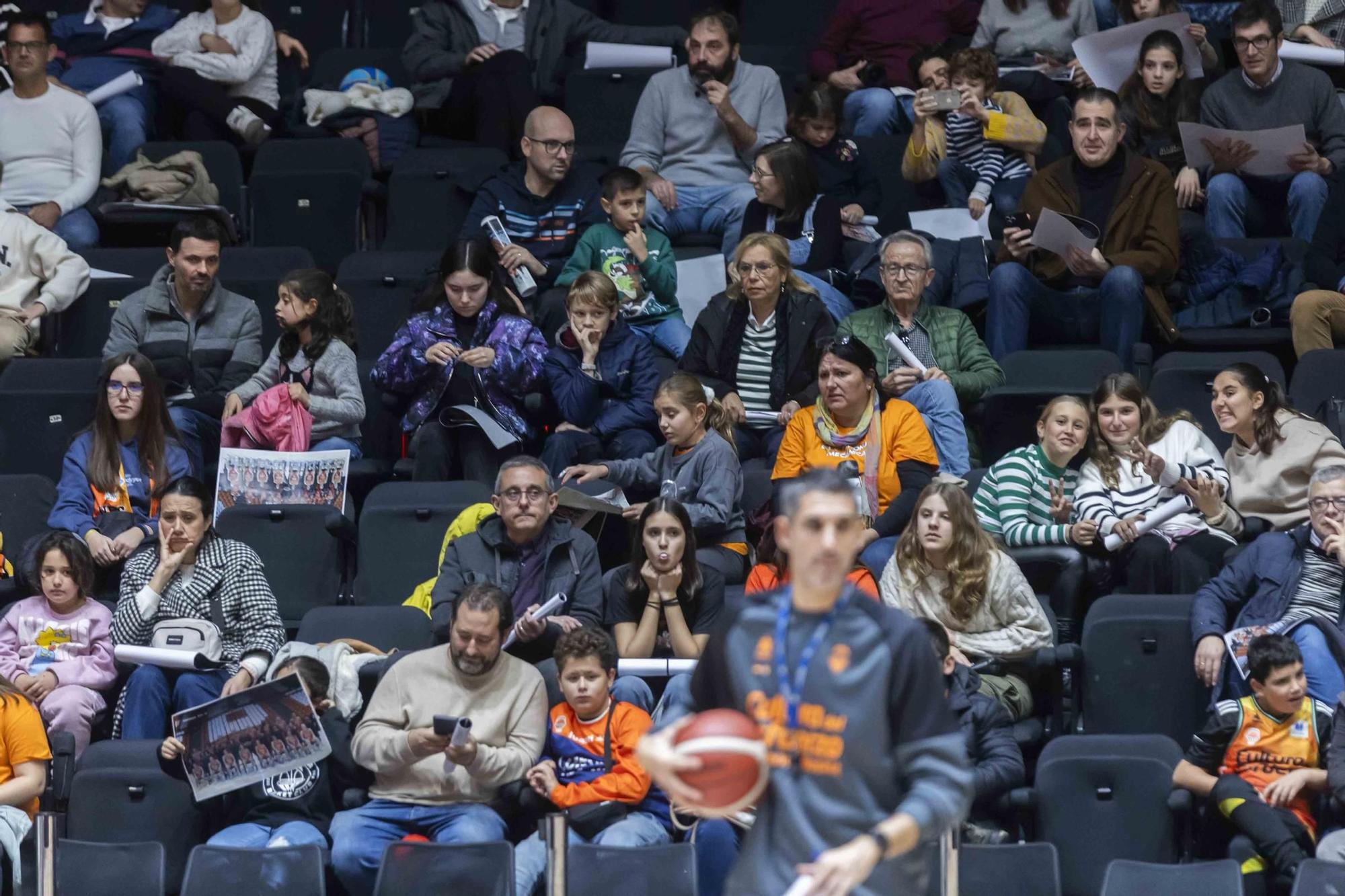 Entrenamiento abierto con la afición de Valencia Basket