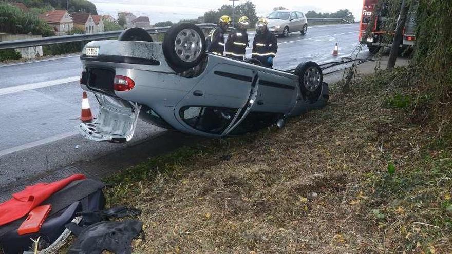 La salida de vía y vuelco de coche ocurrido en la PO-551, en A Pandiña. // Gonzalo Núñez