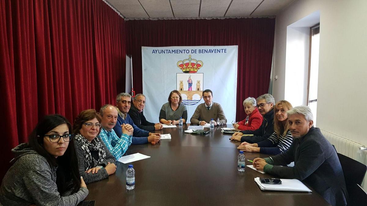 Una imagen de archivo en la que el alcalde y la concejala de Cultura se reunieron con representantes de asociaciones vecinales.