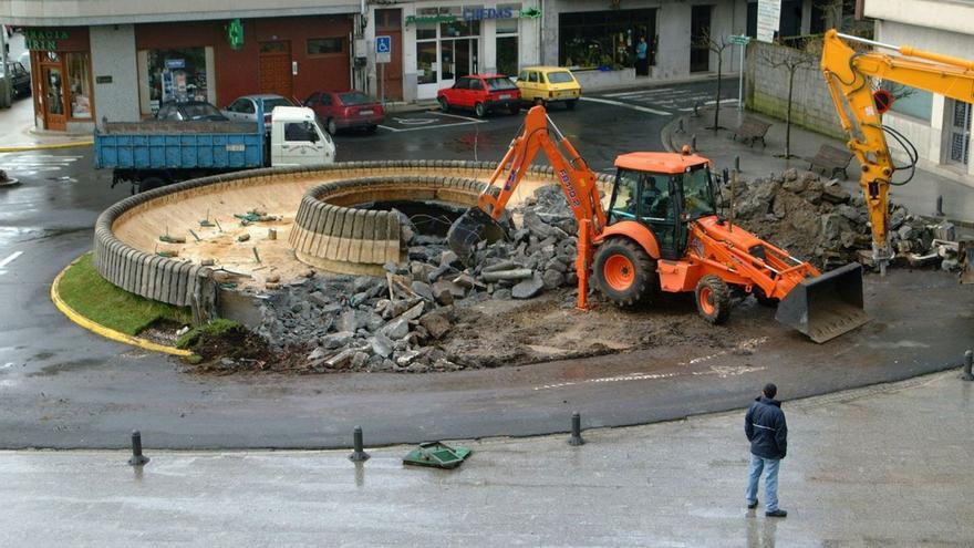 Estreno de la vieja excavadora en 2003 derribando la fuente. |  Bernabé