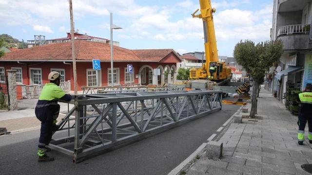 Los trabajos para la instalación de la grúa de obra.   | // S.ÁLVAREZ