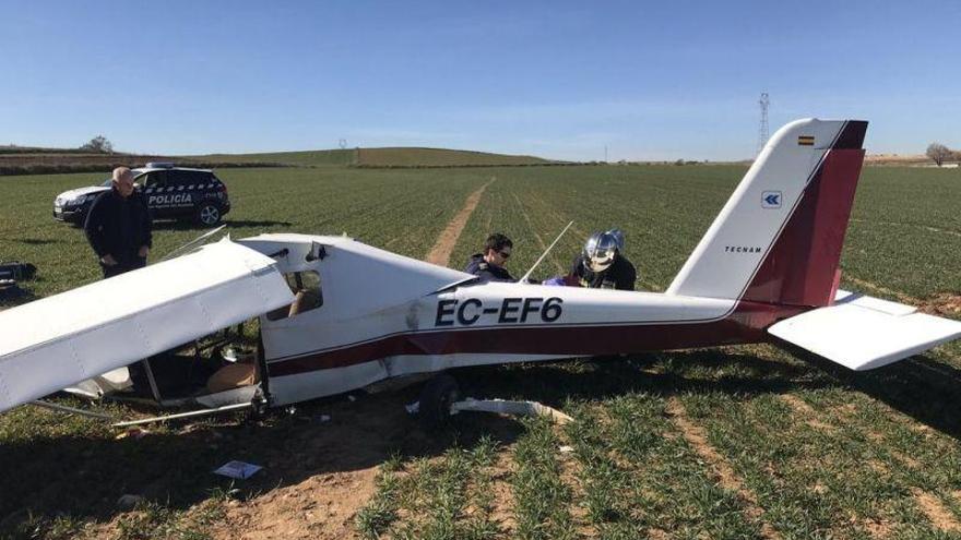 Dos heridos graves tras un aterrizaje de emergencia de un ultraligero en medio del campo cerca de la A-1