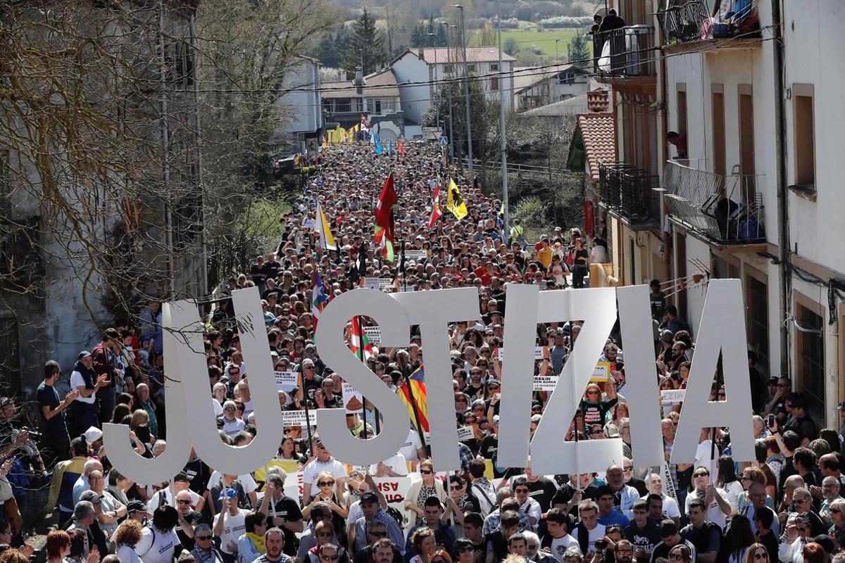 GRAF9330. ALSASUA (NAVARRA), 24/03/2019.- Representantes de las principales instituciones navarras y del Ayuntamiento de Alsasua han demandado justicia y proporcionalidad en la manifestación de rechazo a la sentencia que confirma las penas de 2 a 13 años de cárcel a los autores de la agresión a dos guardias civiles y sus parejas. EFE/Villar López