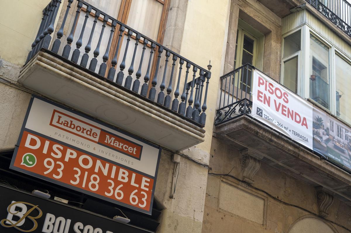 Cartel que anuncia pisos en venta en una finca de la calle Portaferrisa de Barcelona, algo con lo que habría que tener cuidado y especial atención por si ese piso tiene un inquilino dentro con contrato