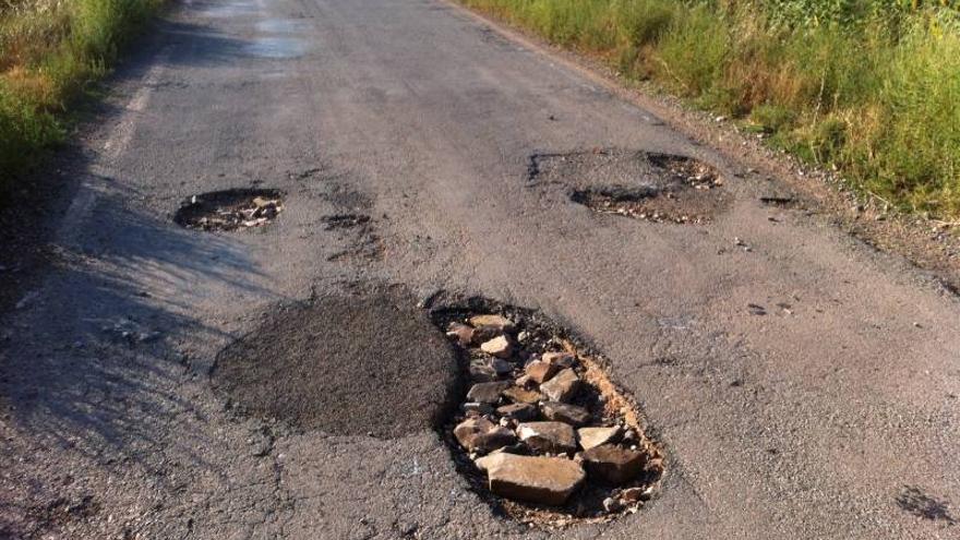 El consistorio reclama a la DPT el arreglo de una carretera llena de baches