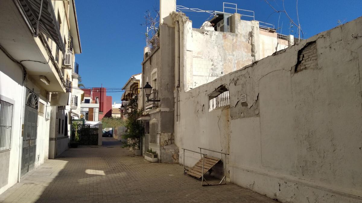 Es toda una paradoja que uno de los grandes urbanistas de Málaga tenga una calle a su nombre en nuestra ciudad llena de solares, cables aéreos en las fachadas y que las plantas, a modo de trampantojos, traten de paliar la sensación de espacio poco gratificante. La calle Arquitecto González Edo es una de las bocacalles de Mármoles.