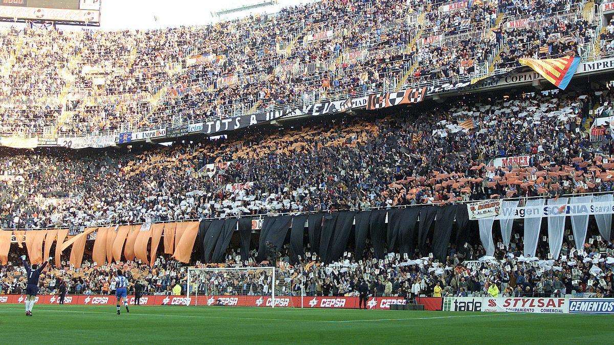 La grada de Mestalla llena durante un enfrentamiento