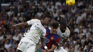 Resumen, goles y highlights del Real Madrid 3 - 2 FC Barcelona de la jornada 32 de LaLiga EA Sports