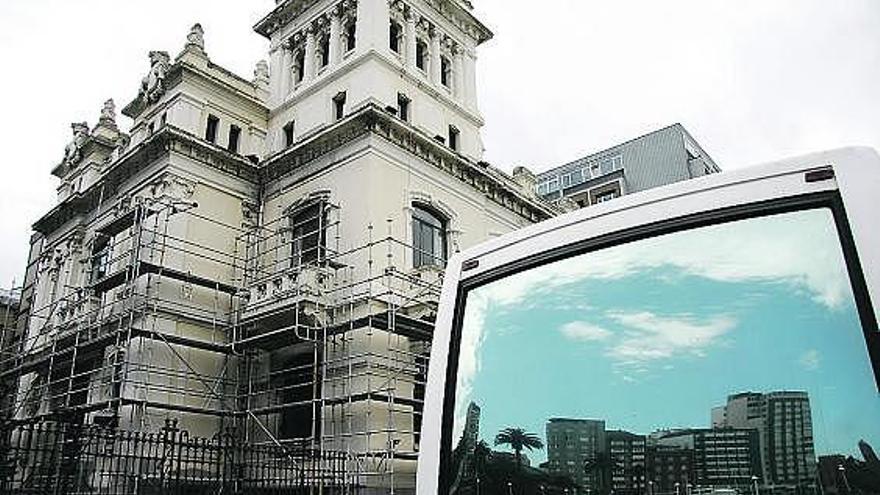 El palacio de los jardines de la Reina, ya cubierto de andamios.