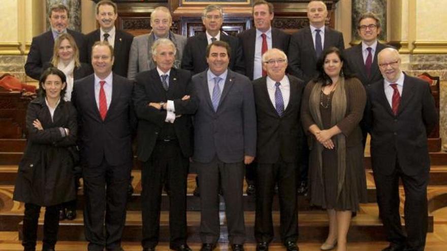 El alcalde, en el centro, entre el nuevo presidente de los empresarios y Antonio Fontenla. / la opinión