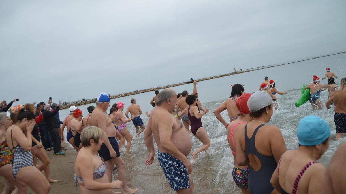 La capbussada a la platja Nova de Roses