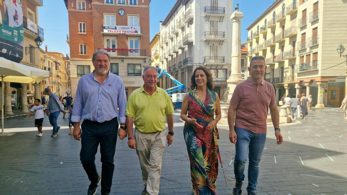 La alcaldesa de Teruel, Emma Buj,  junto a los concejales de Fiestas, Eduardo Suárez, de Limpieza, Jesús Artigot y de Infraestructuras, Juan Carlos Cruzado.