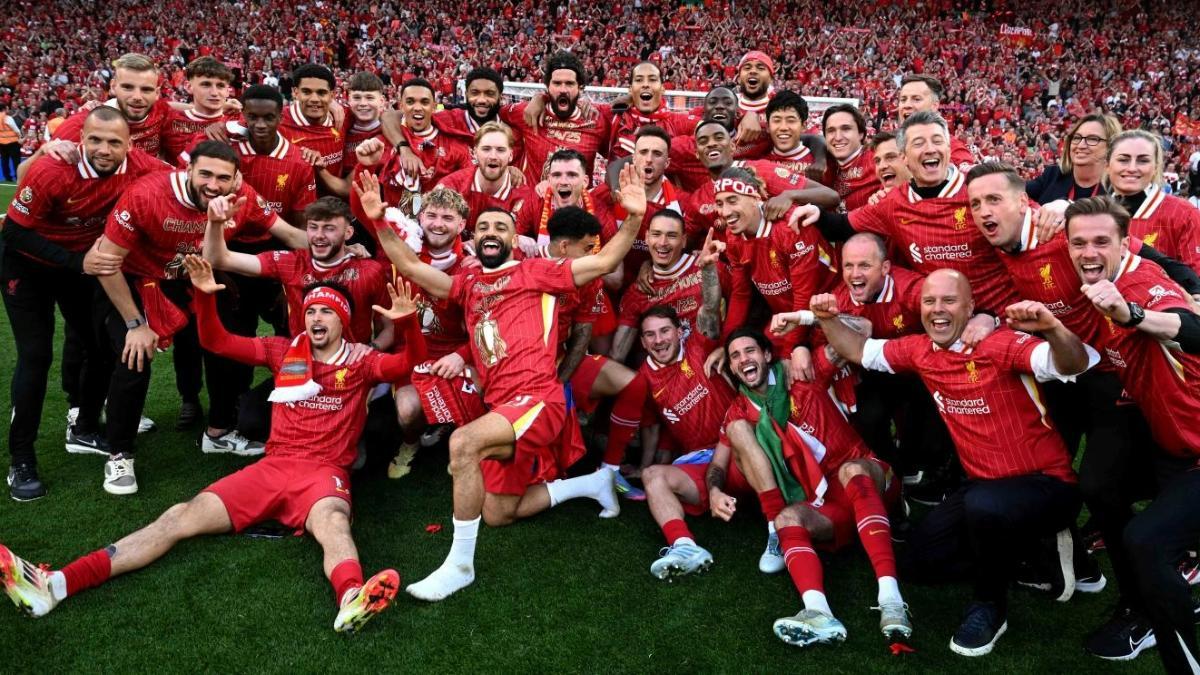 La plantilla del Liverpool celebra el título