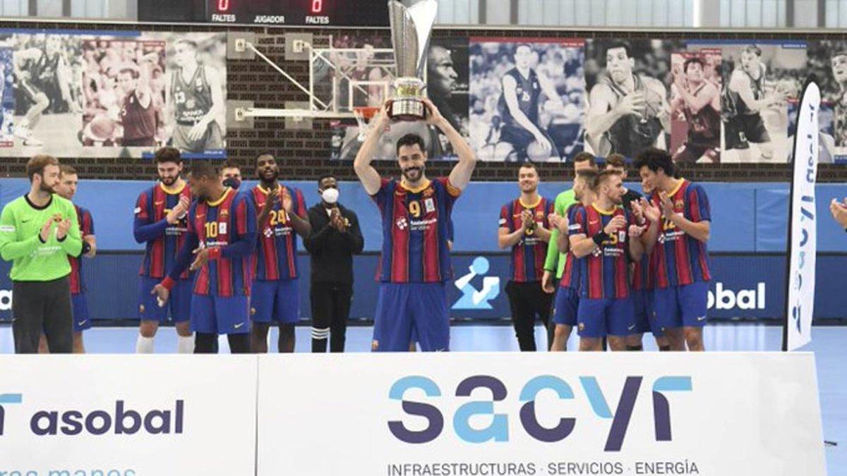 El Barça recibió el trofeo de ganador de la Liga Asobal 2019-20
