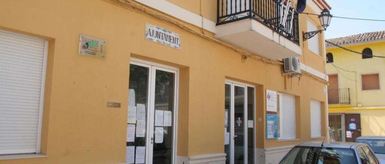 Edificio del Ayuntamiento de Pinet, que será adaptado, en una imagen de archivo. | PERALES IBORRA